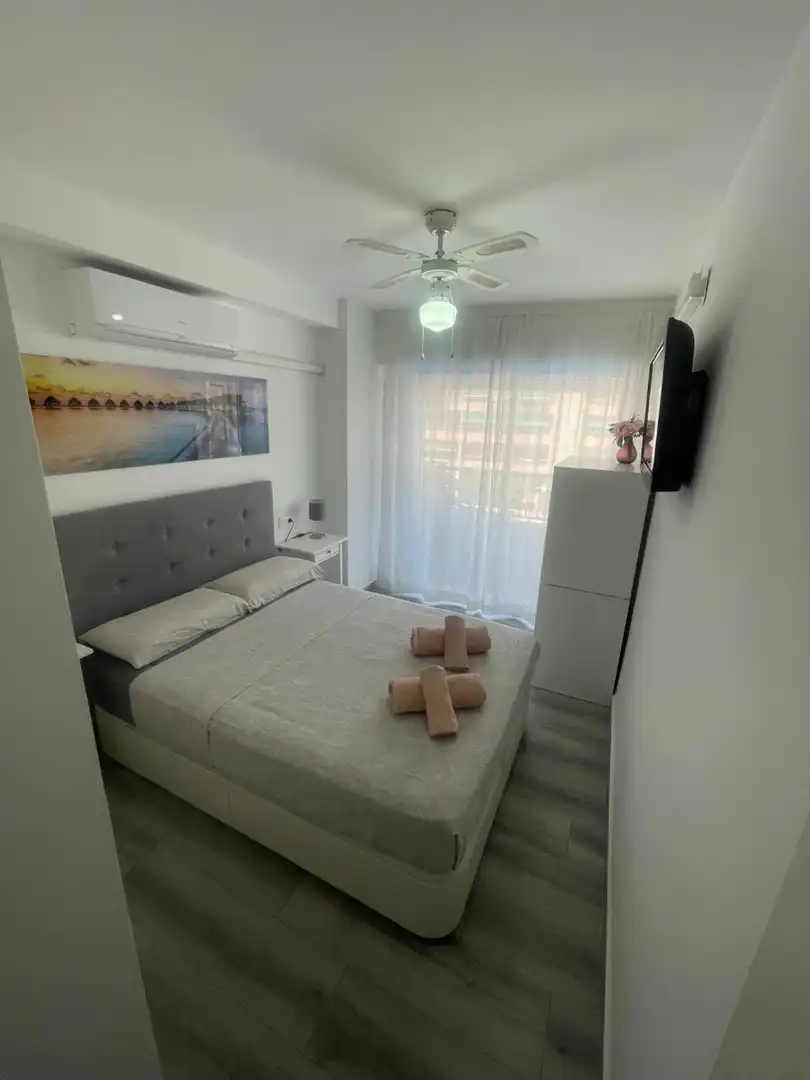Dormitori de Apartament de lloguer en Torrevieja amb Calefacció, Terrassa i Piscina