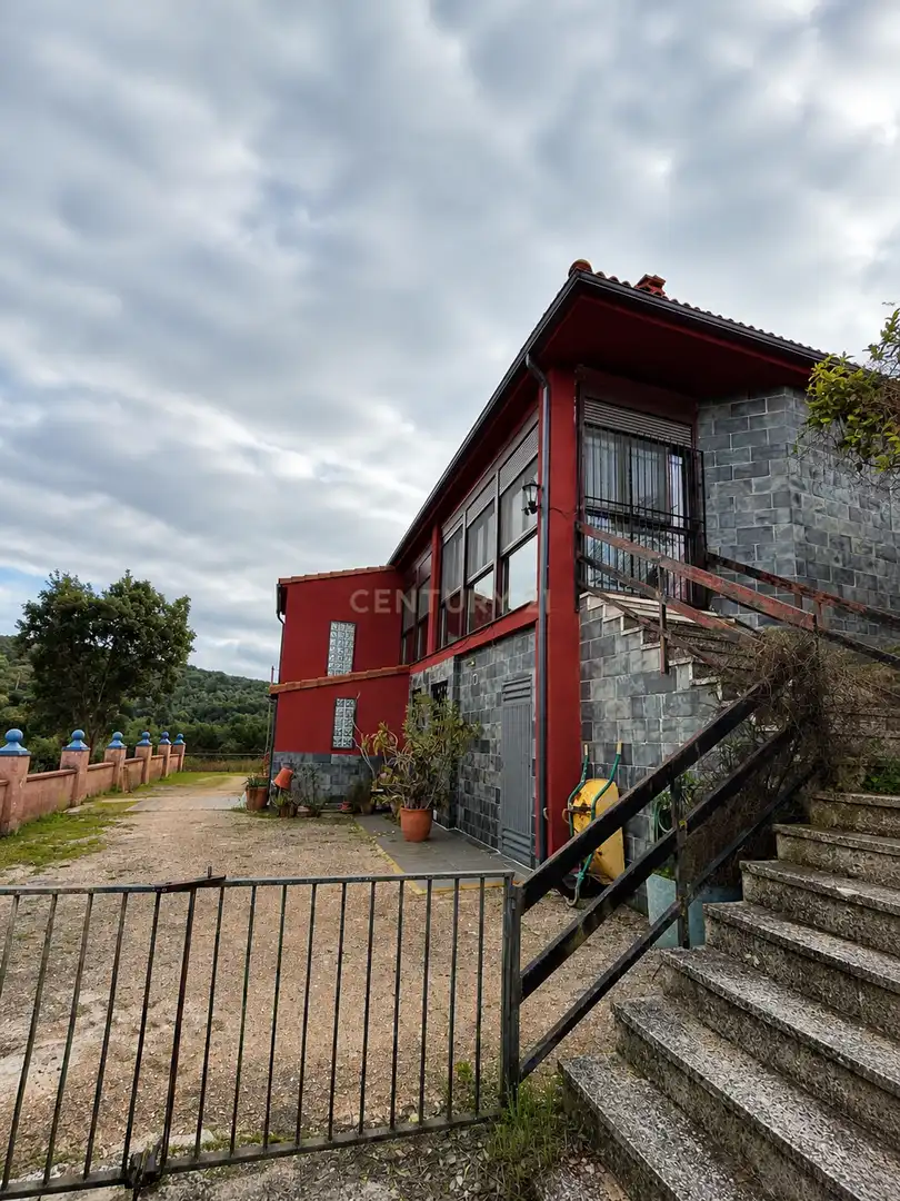 Vista exterior de Casa o xalet en venda en Cáceres amb Jardí privat i Piscina