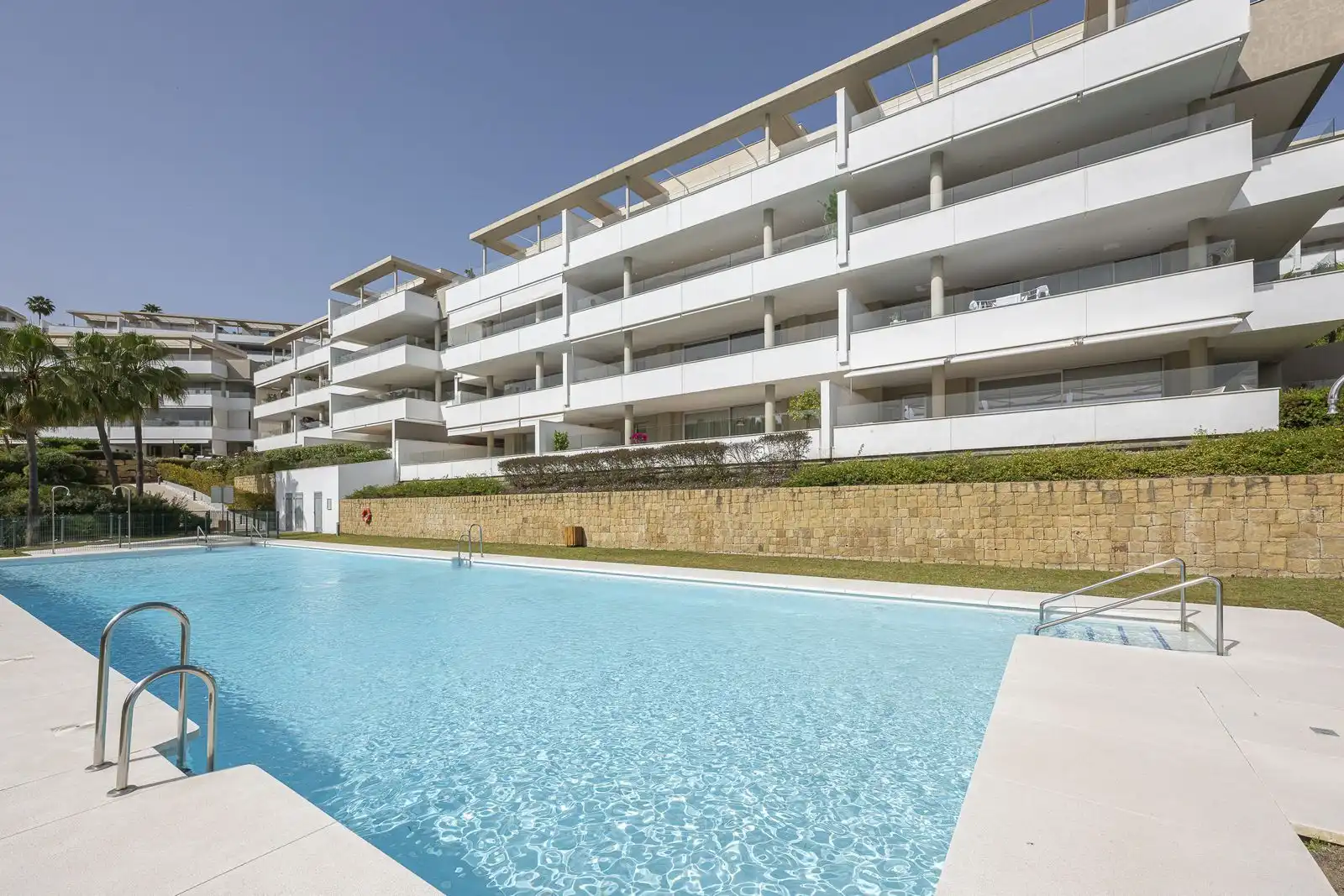 Vista exterior de Dúplex en venta en Benahavís con Aire acondicionado, Terraza y Trastero