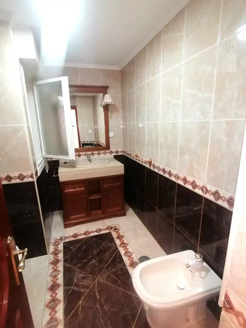 Badezimmer von Wohnung zur Miete in Gijón  mit Heizung, Parkett und Terrasse