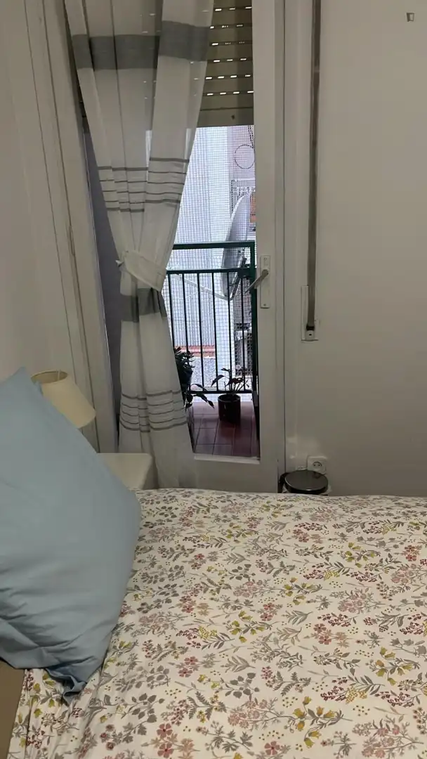 Dormitori de Apartament per a compartir en Barcelona amb Moblat, Forn i Rentadora