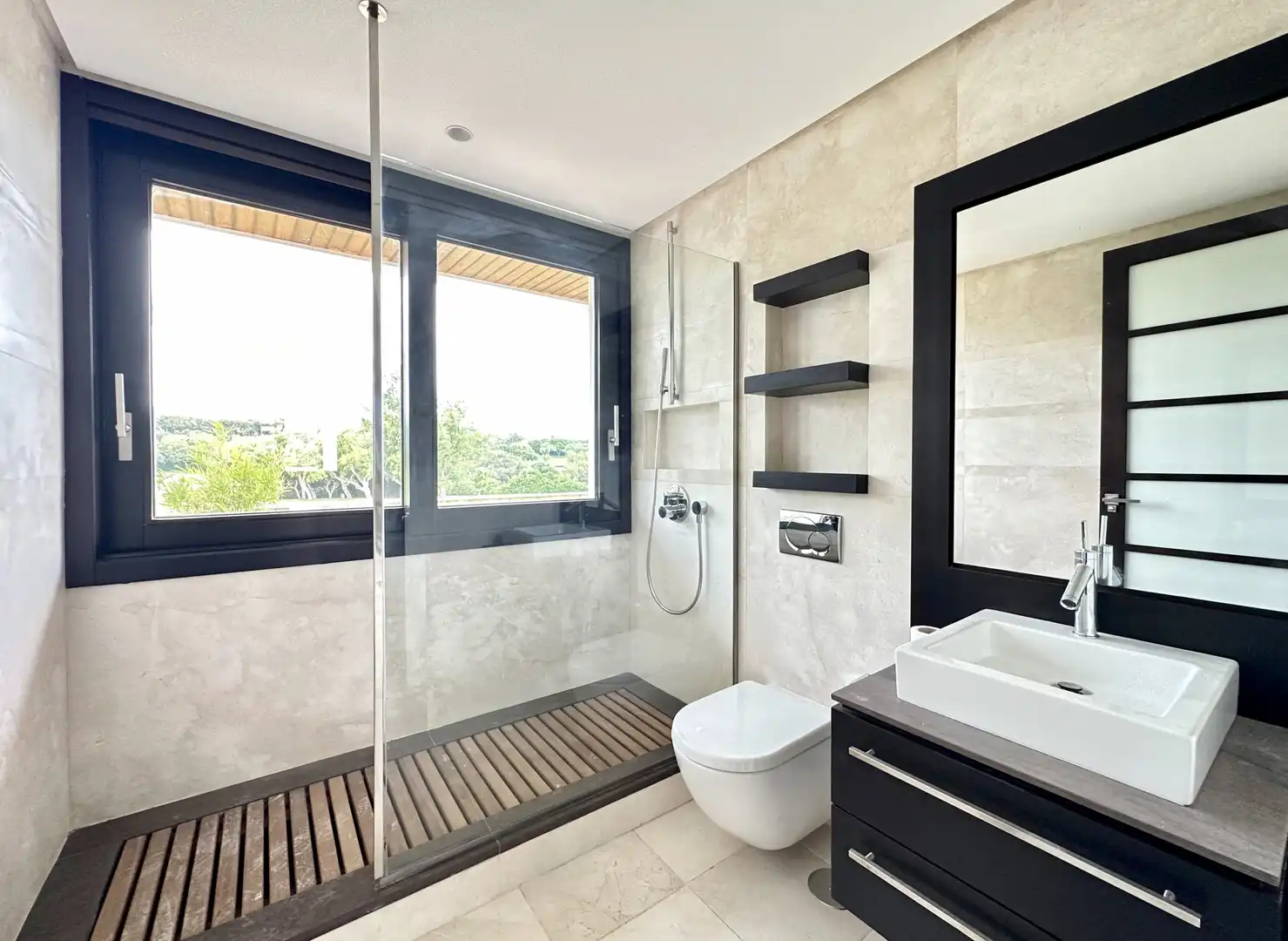 Badezimmer von Maisonette zum Verkauf in Sotogrande mit Klimaanlage, Privatgarten und Terrasse
