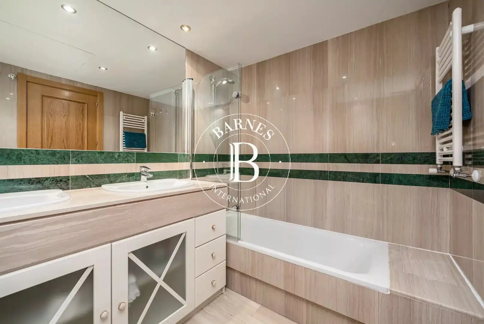 Badezimmer von Wohnung zur Miete in Madrid mit Klimaanlage, Heizung und Terrasse