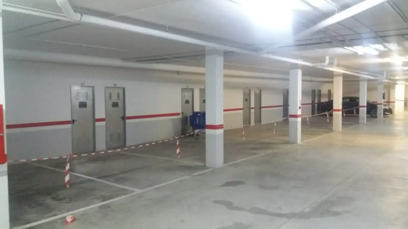 Parkplatz von Garage zum Verkauf in Enix