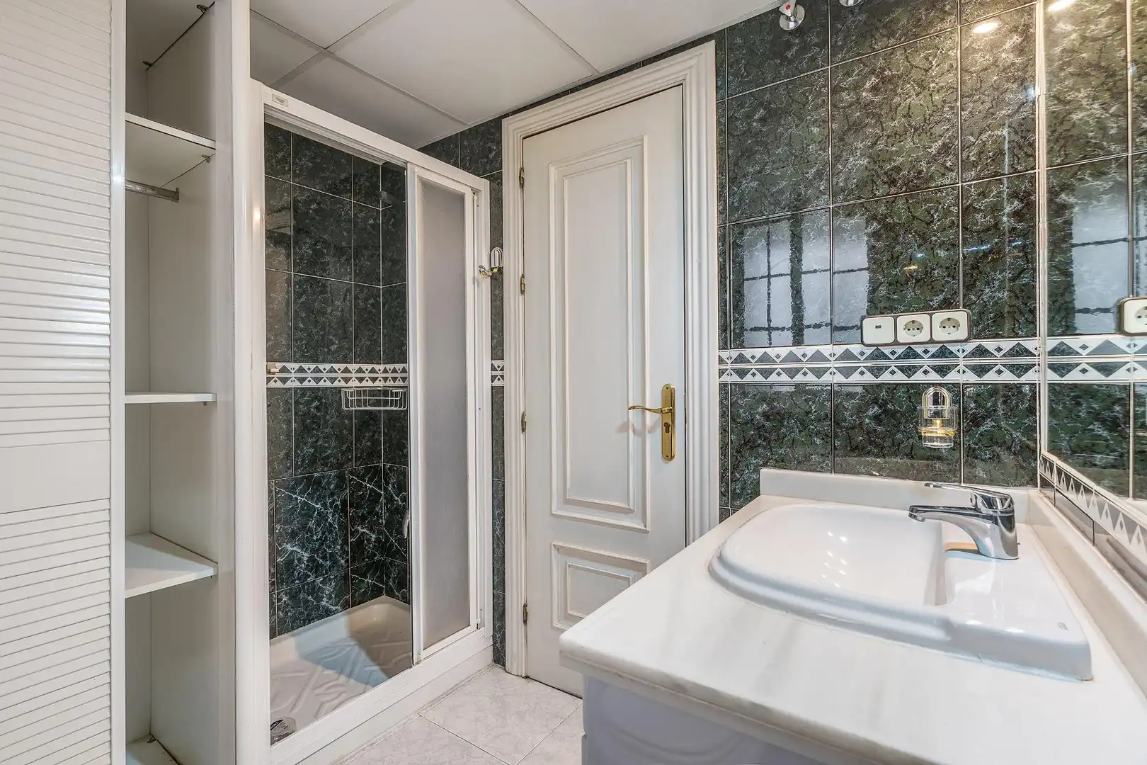 Badezimmer von Wohnung zum Verkauf in Granada mit Klimaanlage und Heizung