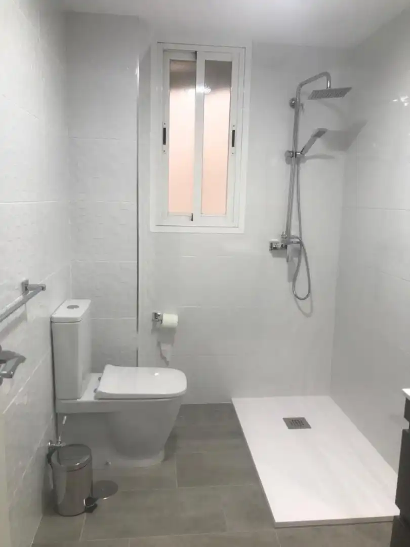 Bany de Pis de lloguer en Granada amb Calefacció, Terrassa i Moblat