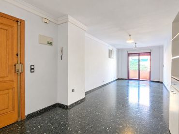 Pis amb balcó en venda a Urbanizaciones