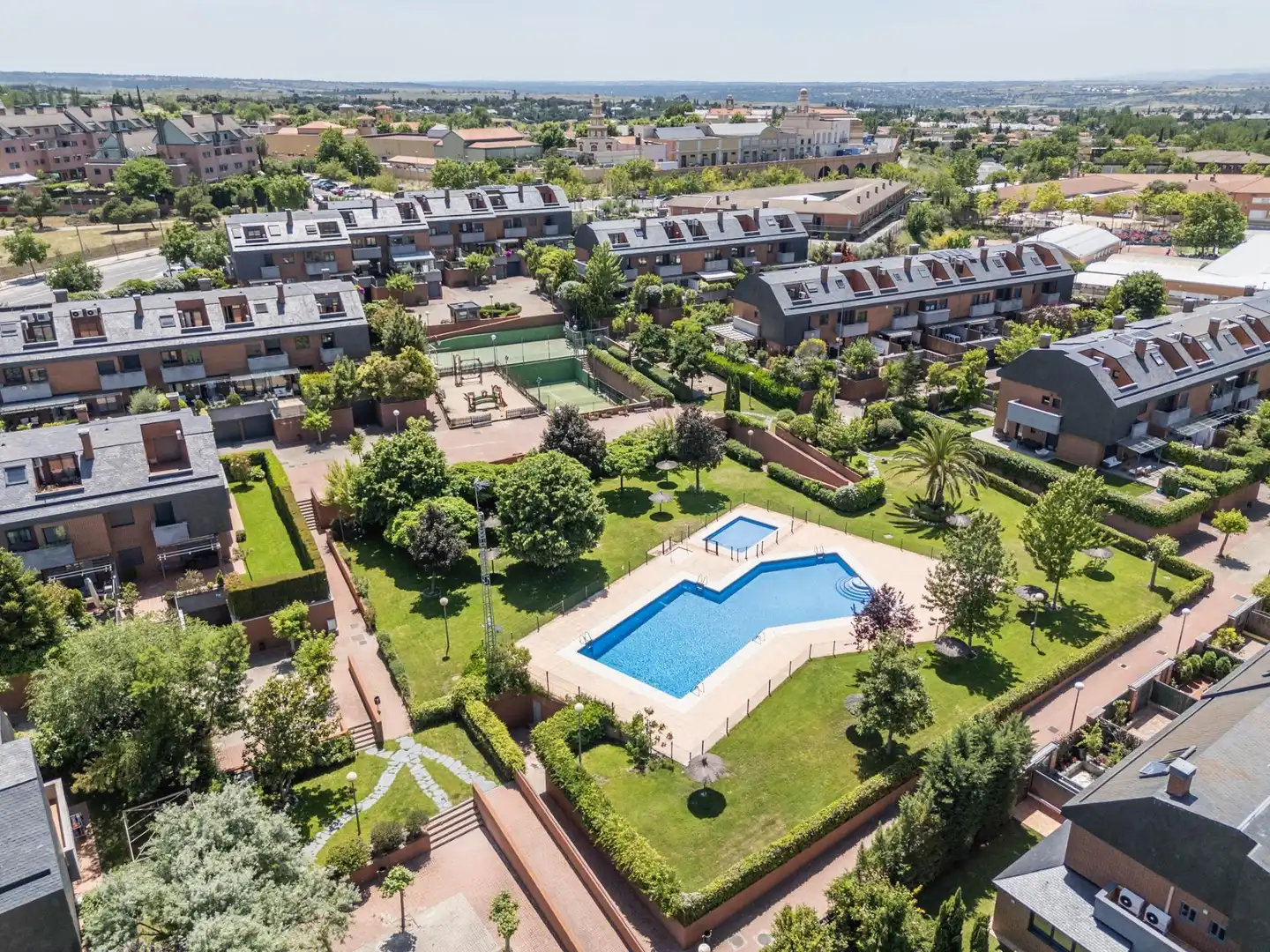 Vista exterior de Casa adosada en venda en Las Rozas de Madrid amb Aire condicionat, Calefacció i Jardí privat