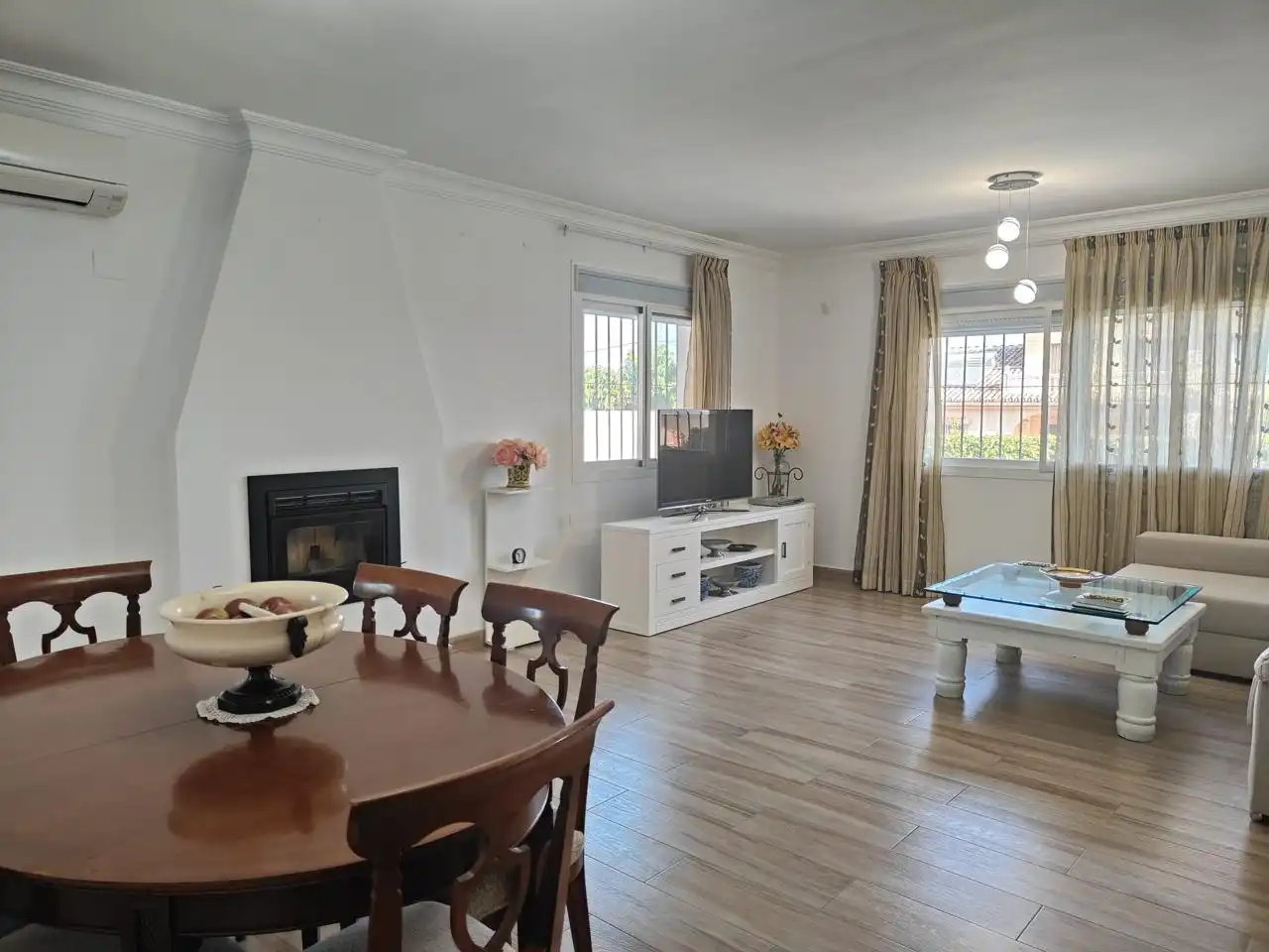 Sala d'estar de Casa o xalet de lloguer en Alhaurín de la Torre amb Aire condicionat, Jardí privat i Piscina