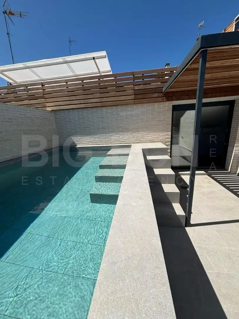 Piscina de Casa adosada en venda en Esplugues de Llobregat amb Aire condicionat, Calefacció i Parquet
