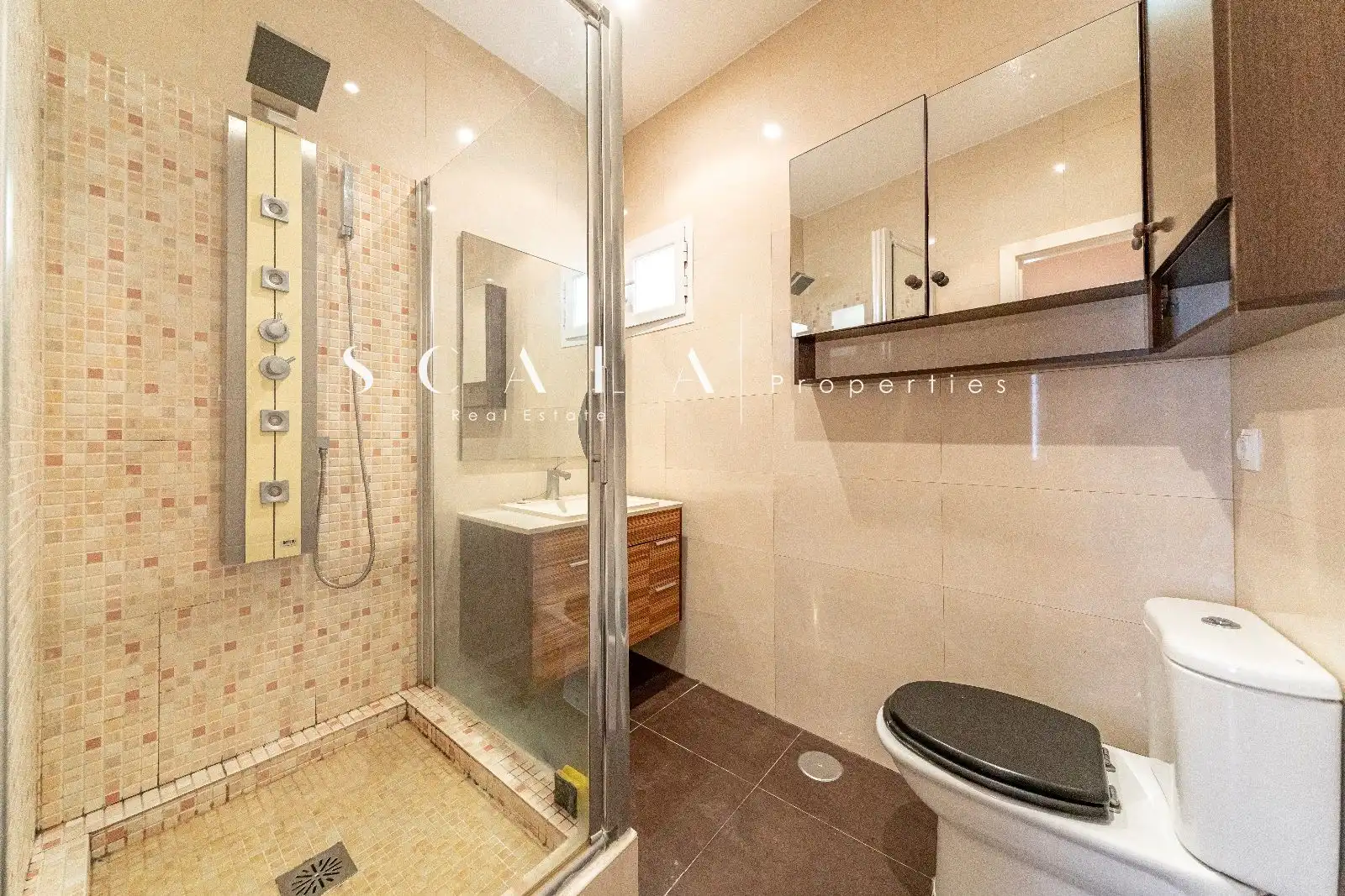 Bathroom of Flat for rent in Madrid  with Air Conditioner, Heating and Parquet flooring