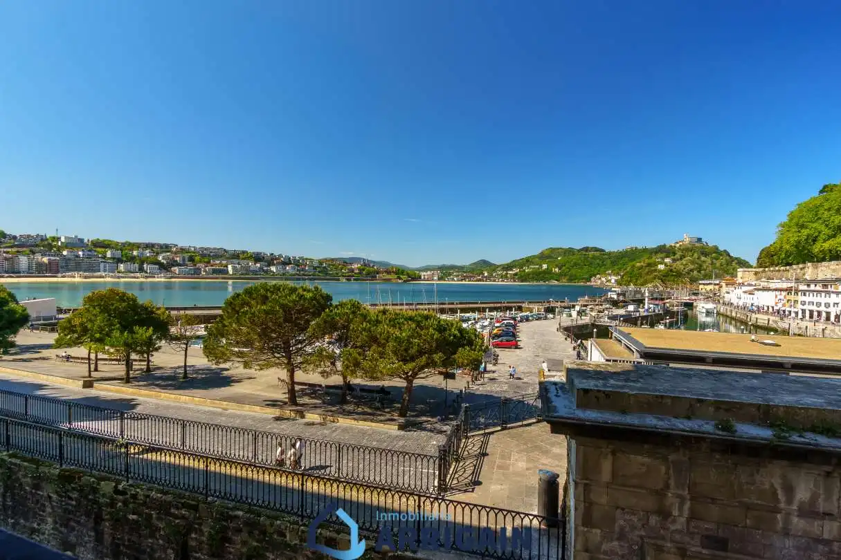 Vista exterior de Piso en venta en Donostia - San Sebastián  con Calefacción y Balcón
