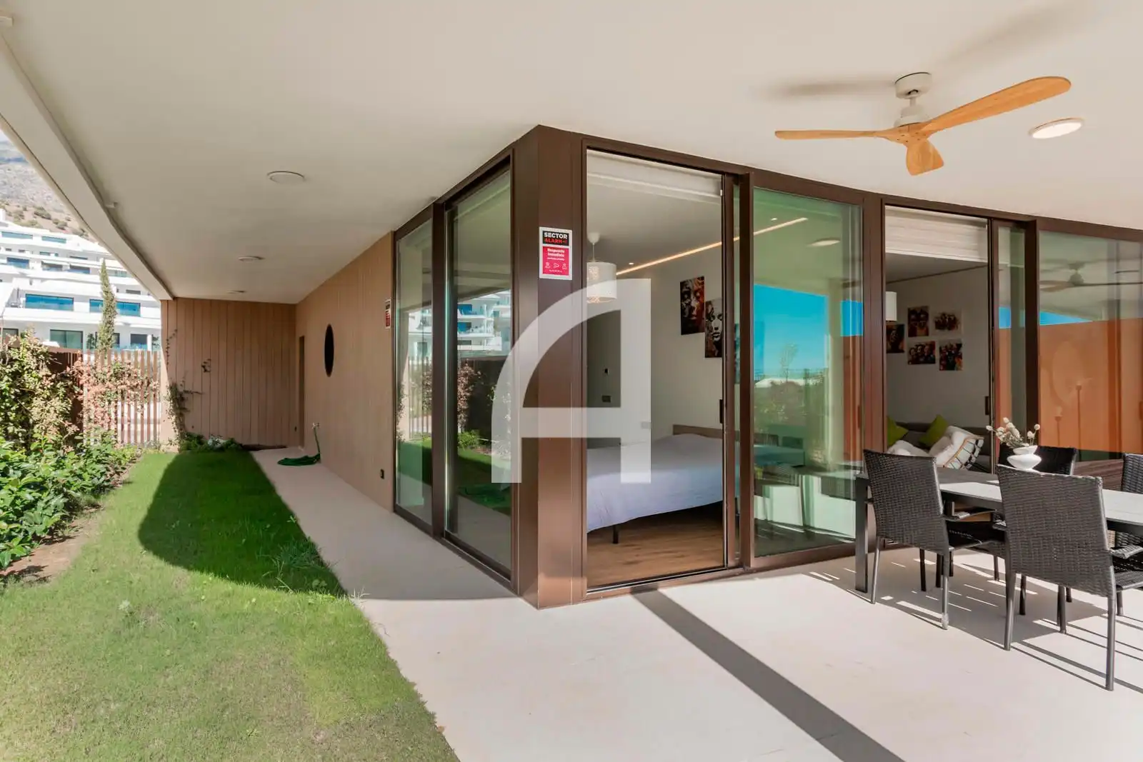 Außenansicht von Wohnung zum Verkauf in Fuengirola mit Klimaanlage, Heizung und Privatgarten