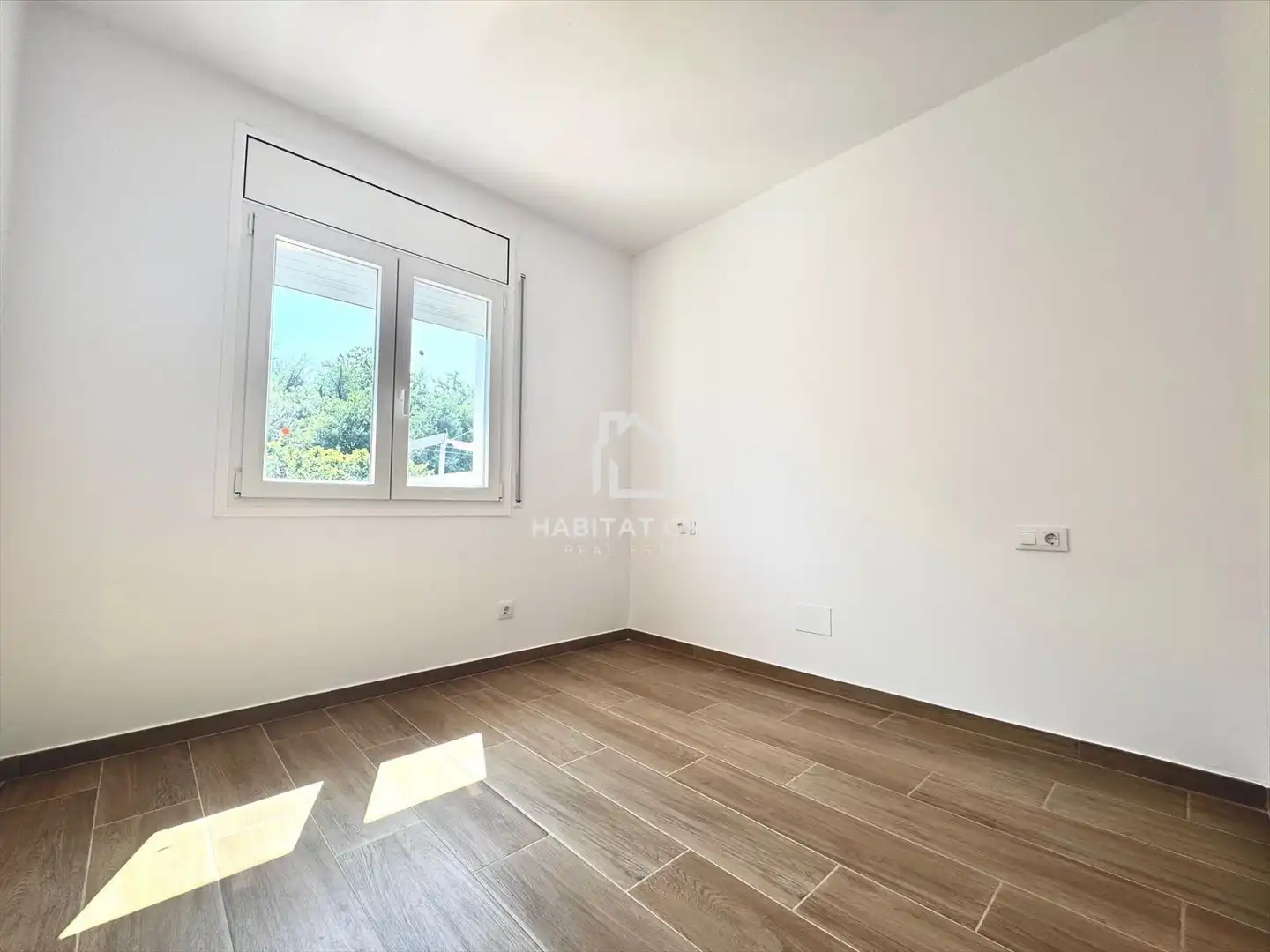 Habitación de Casa adosada en venta en Girona con Aire acondicionado, Calefacción y Jardín privado