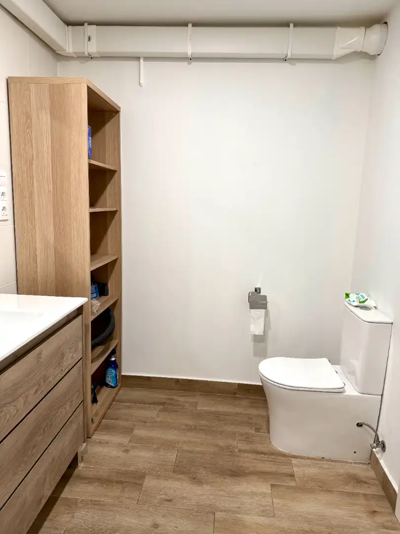 Bany de Local en venda en Barcelona amb Aire condicionat, Calefacció i Moblat