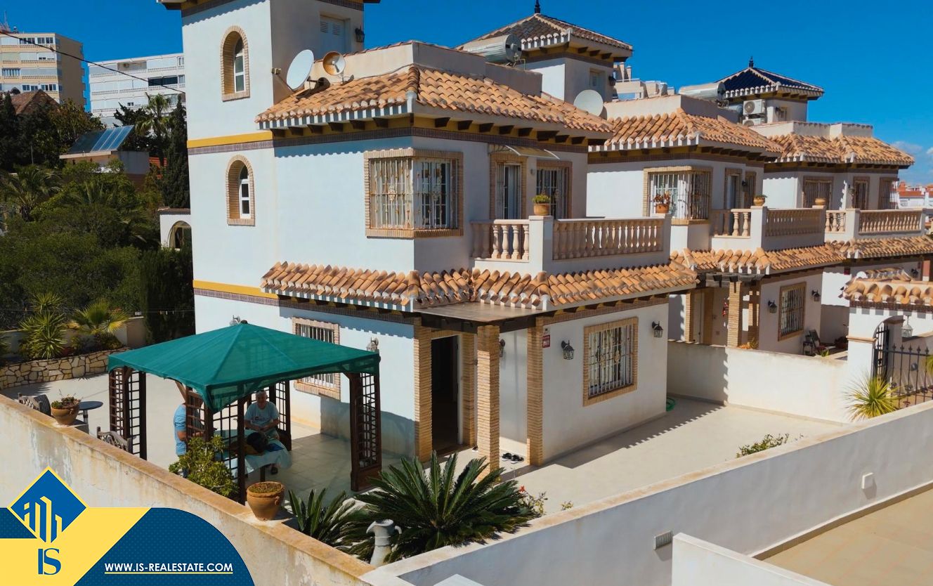 Vista exterior de Casa o xalet en venda en Torrevieja amb Aire condicionat, Calefacció i Jardí privat