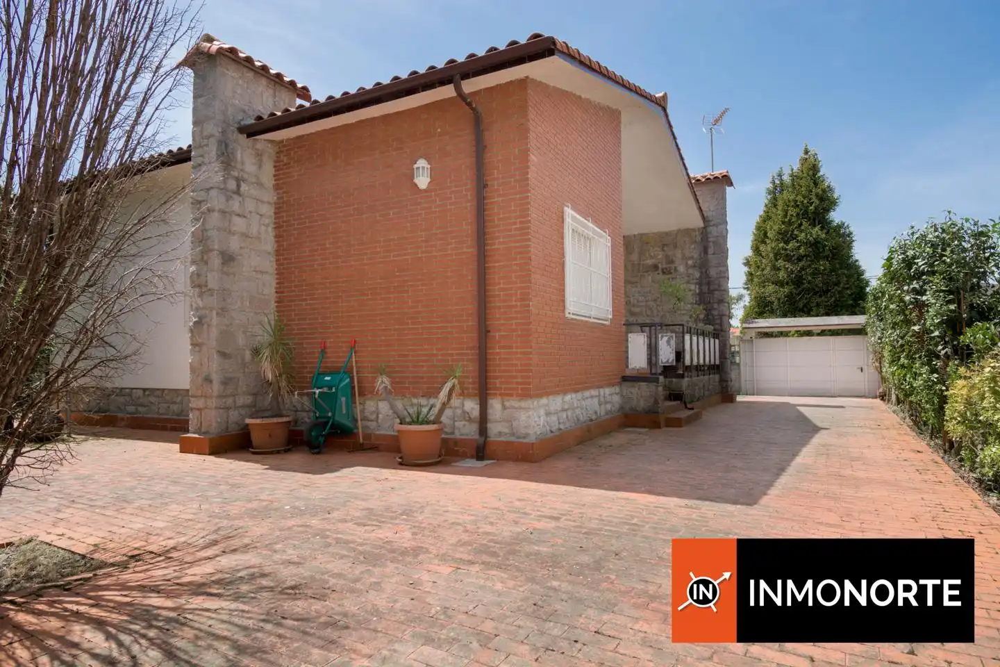 Vista exterior de Casa o chalet en venta en Laredo con Calefacción, Jardín privado y Terraza