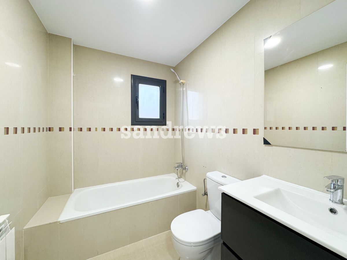 Bathroom of Flat for sale in Figueres  with Heating, Terrace and Storage room