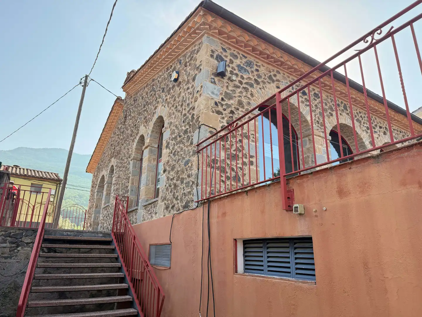 Vista exterior de Local en venda en Les Planes d'Hostoles
