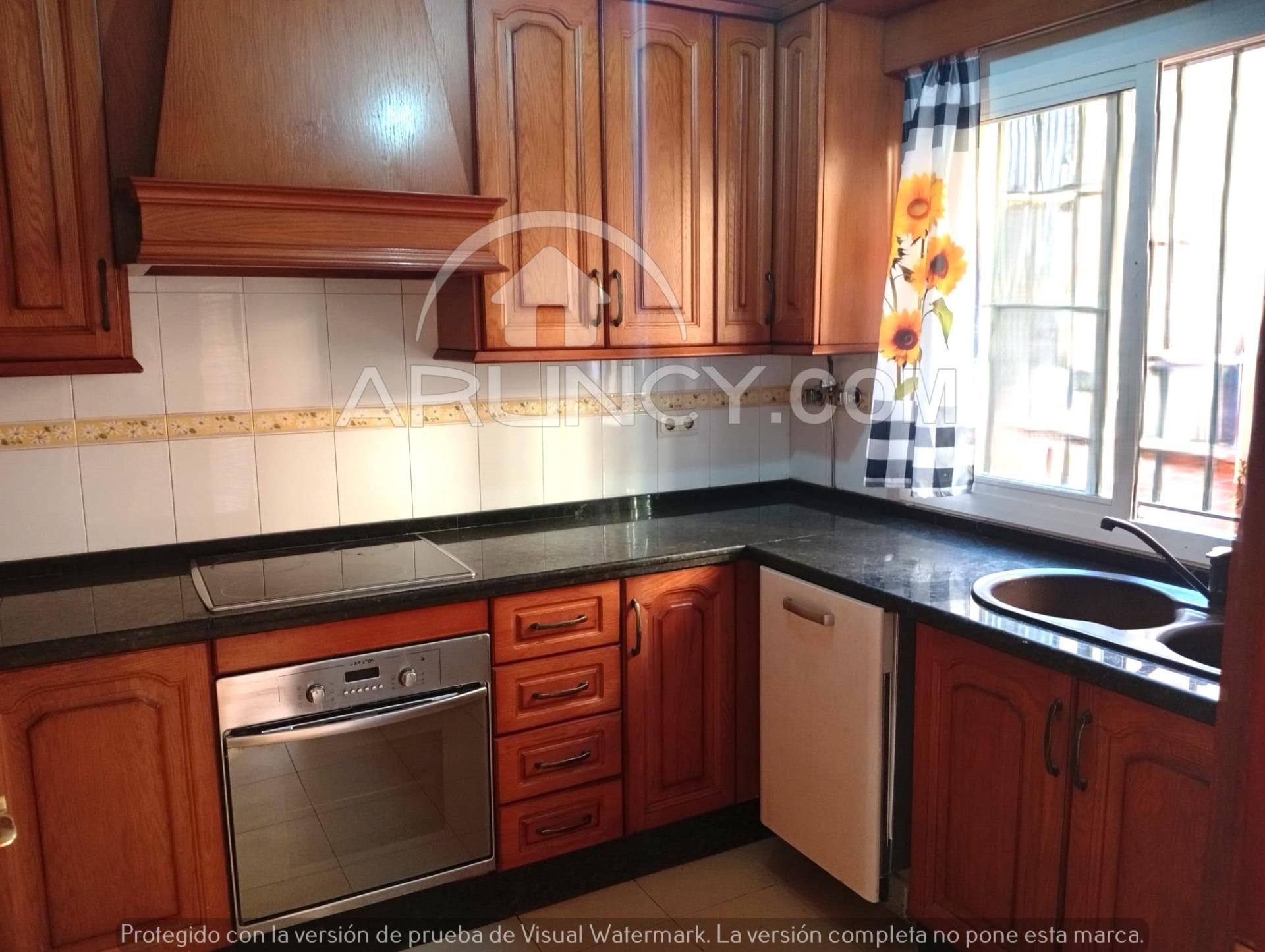 Cuina de Casa adosada en venda en Alcalá de Guadaira amb Aire condicionat, Terrassa i Traster