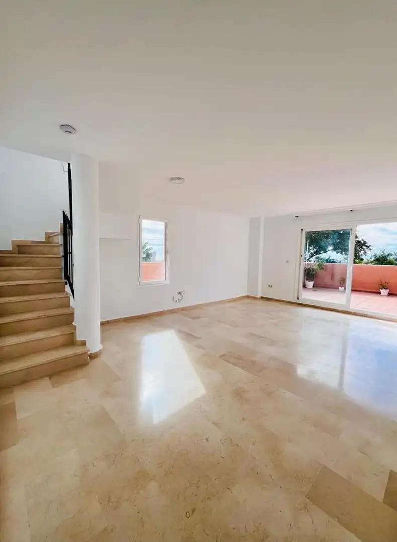 Sala d'estar de Àtic en venda en Marbella amb Aire condicionat, Terrassa i Piscina