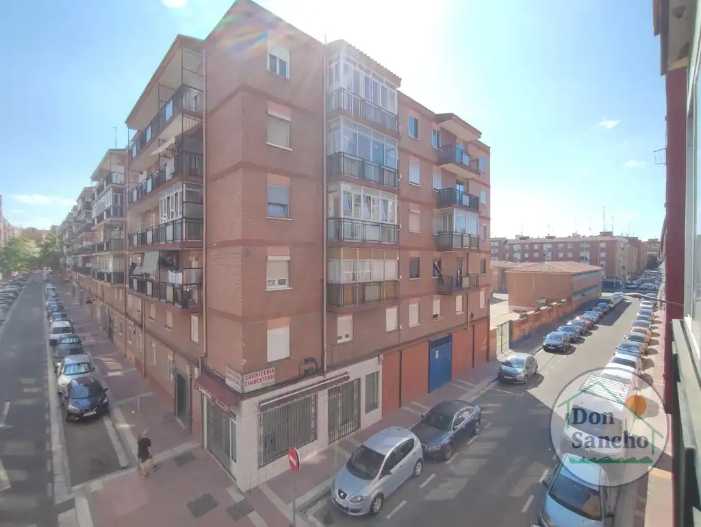Vista exterior de Pis en venda en Valladolid amb Calefacció, Moblat i Balcó