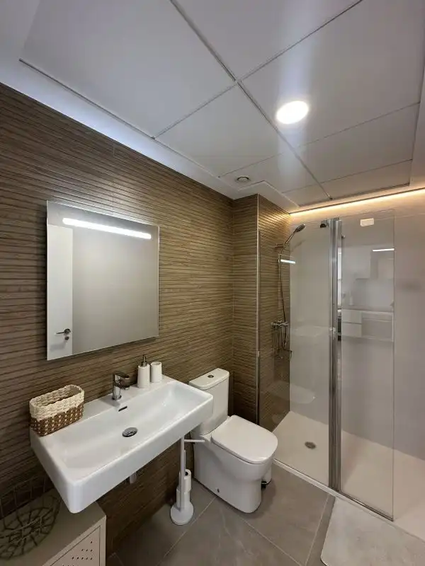 Badezimmer von Wohnungen zum Verkauf in Santa Pola mit Klimaanlage, Abstellraum und Schwimmbad