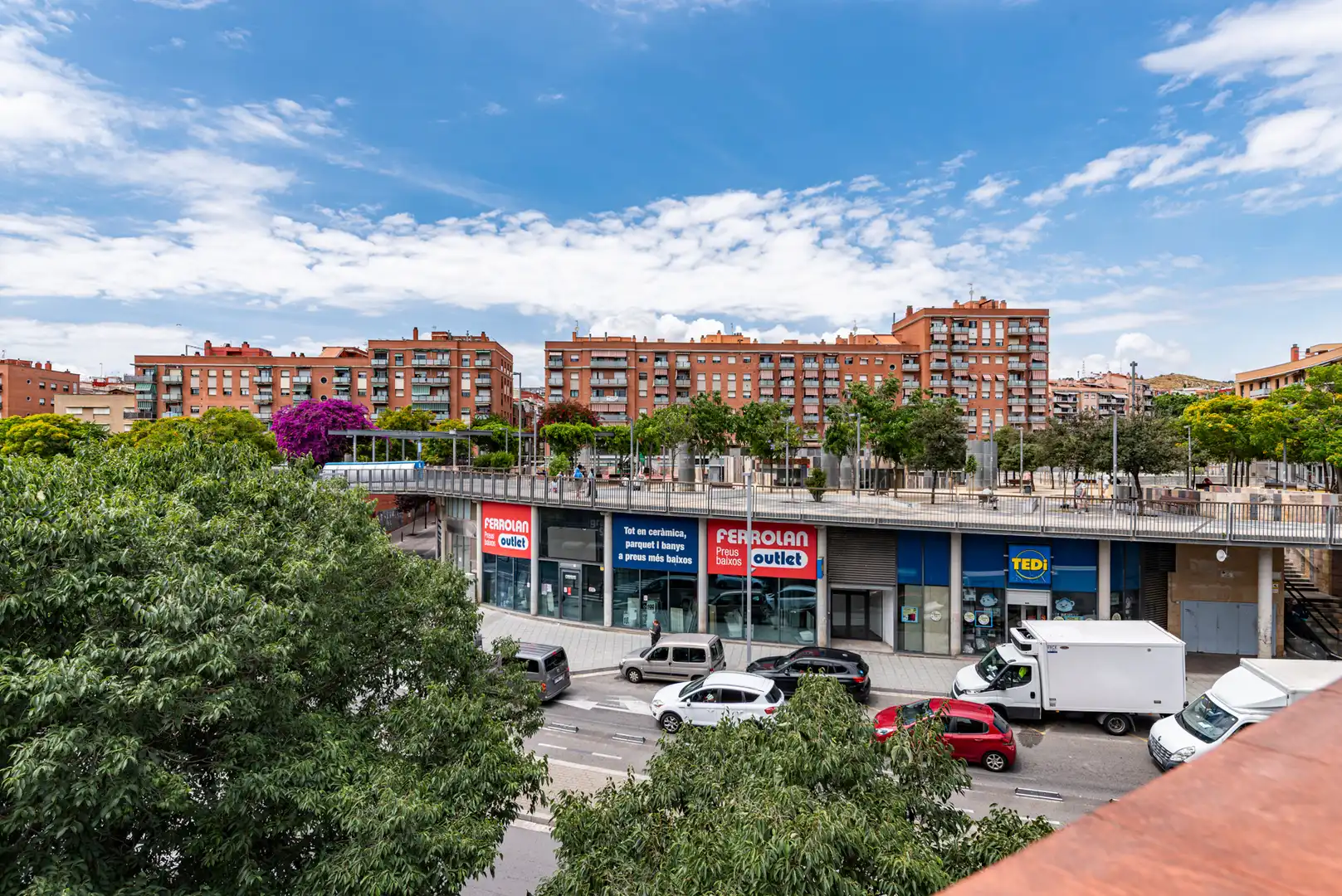 Vista exterior de Ático en venta en Santa Coloma de Gramenet con Terraza, Horno y Balcón