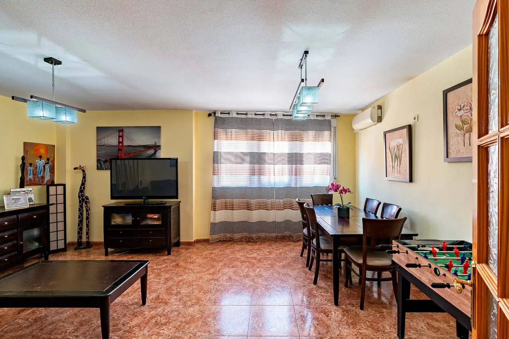 Sala d'estar de Casa adosada en venda en Roquetas de Mar amb Aire condicionat, Terrassa i Traster