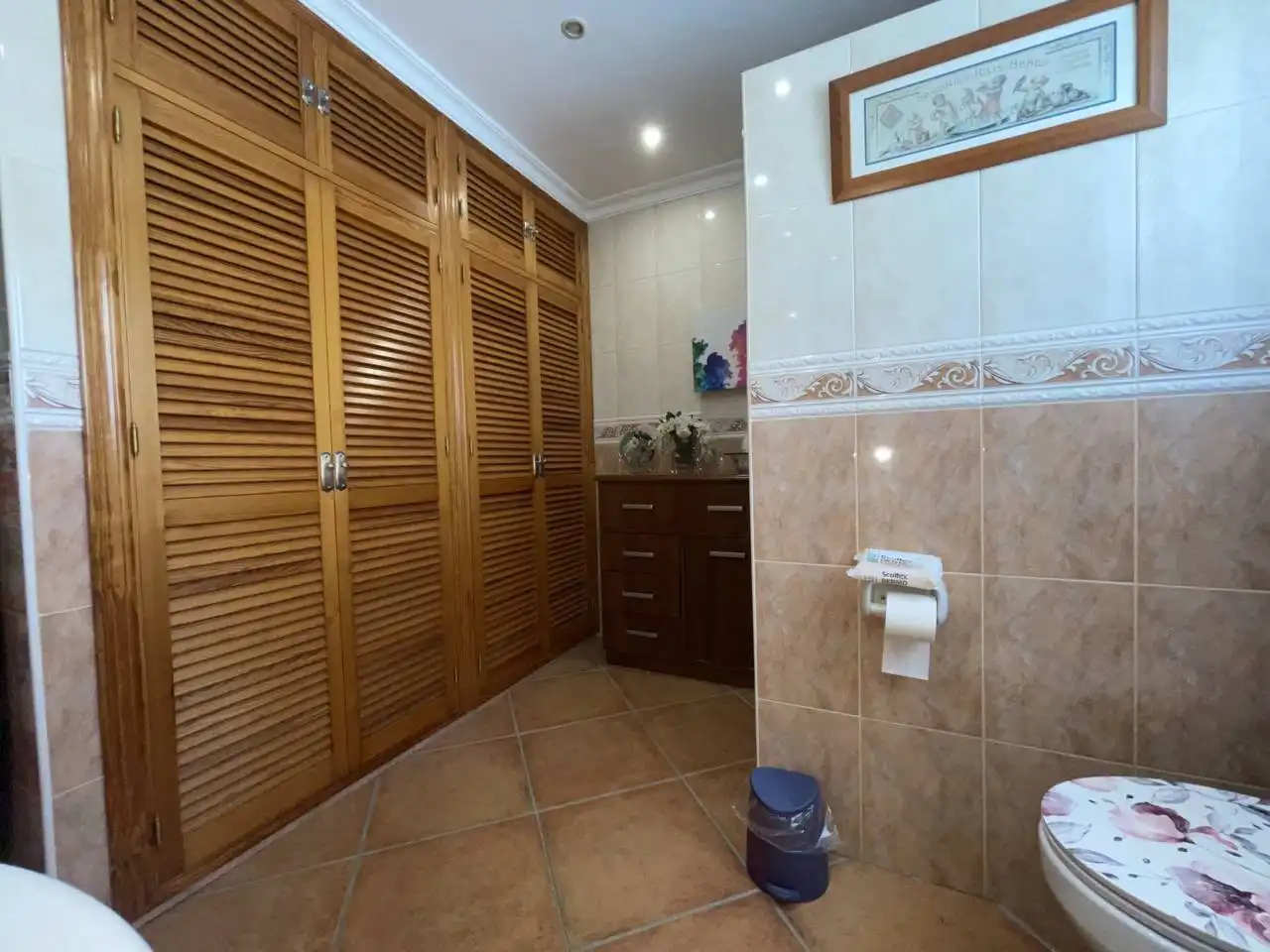 Bany de Finca rústica en venda en Estepona amb Aire condicionat, Calefacció i Jardí privat