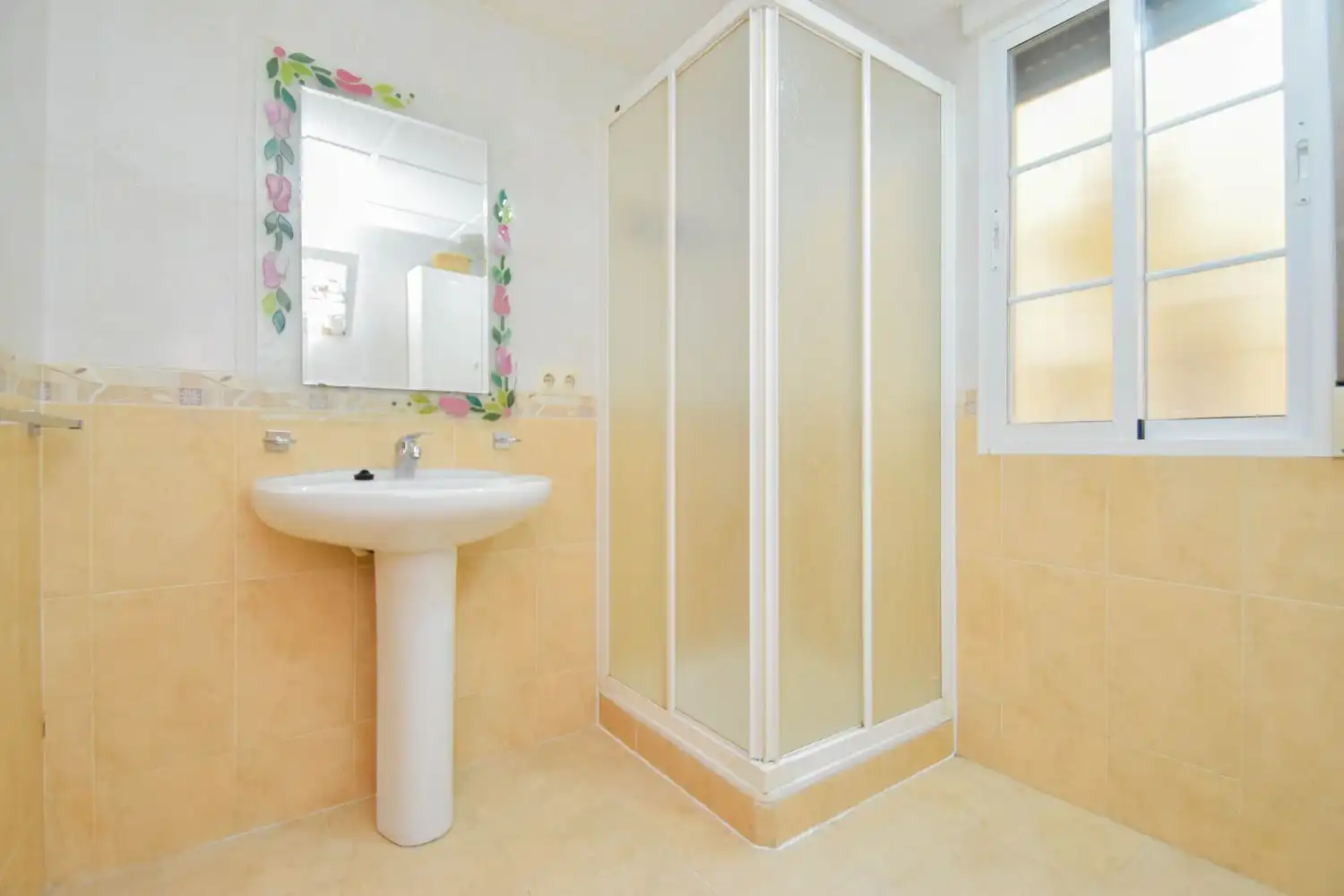 Baño de Dúplex en venta en Cúllar Vega con Terraza, Trastero y Amueblado