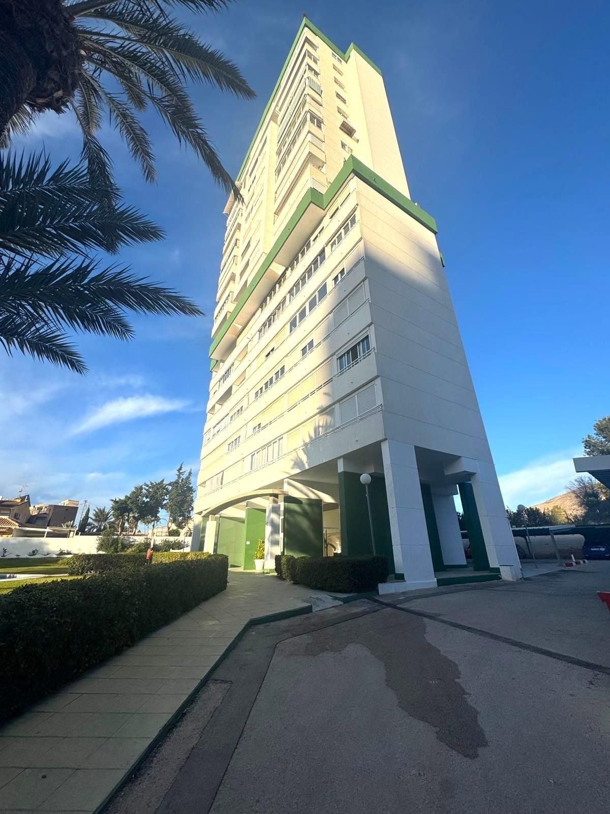 Vista exterior de Piso en venta en Benidorm con Jardín privado, Terraza y Piscina comunitaria