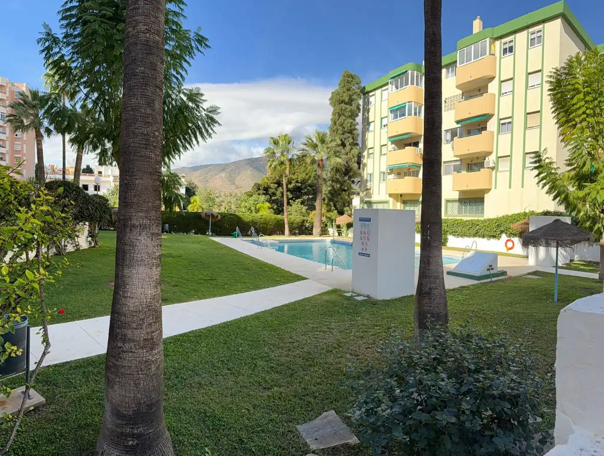Vista exterior de Apartament en venda en Benalmádena amb Aire condicionat, Moblat i Piscina comunitària