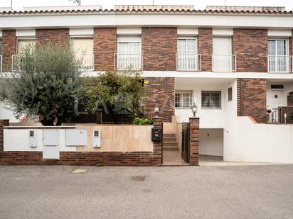 Vista exterior de Casa adosada en venda en Granollers amb Calefacció i Terrassa