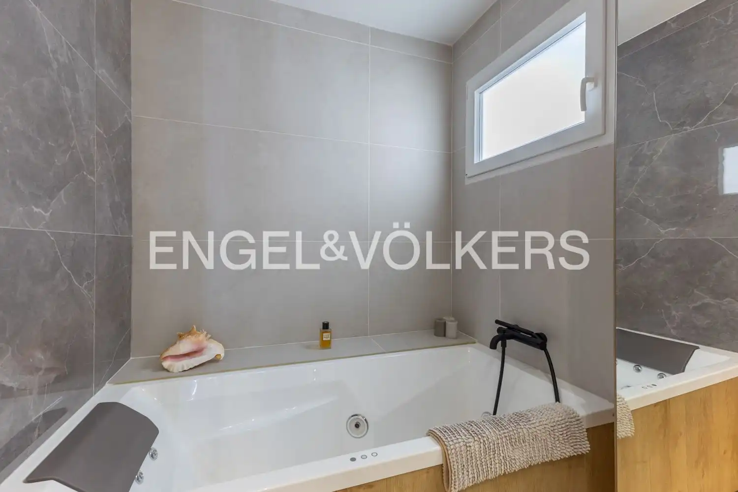 Bathroom of Flat for sale in Valencia  with Air Conditioner, Heating and Balcony