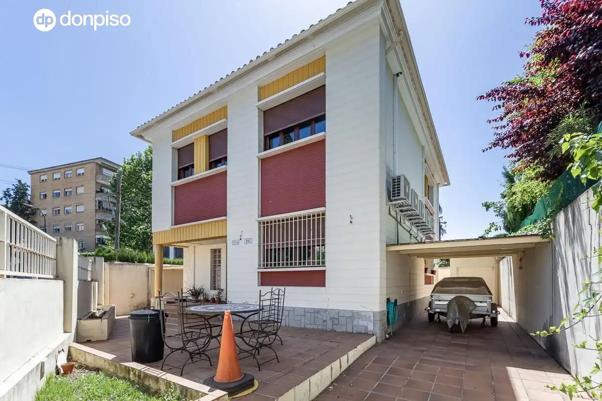 Vista exterior de Casa o chalet en venta en Granada con Aire acondicionado, Calefacción y Jardín privado
