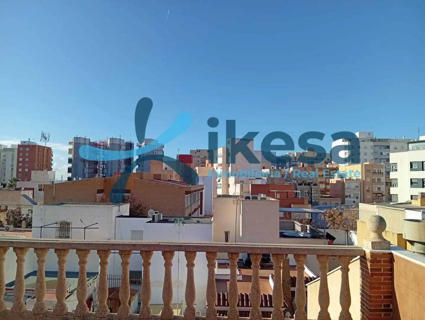 Vista exterior de Casa o xalet en venda en Almería amb Terrassa