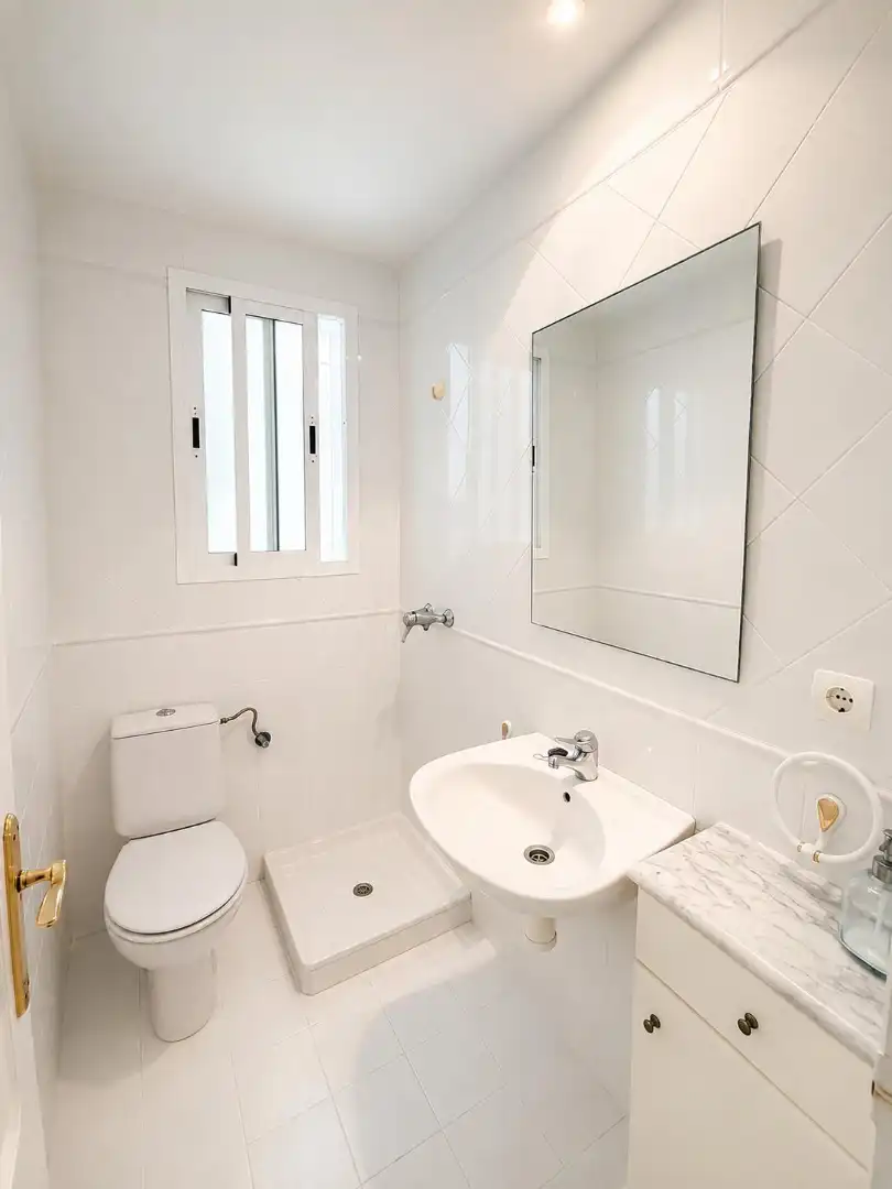 Baño de Piso de alquiler en Almuñécar con Amueblado, Balcón y Piscina comunitaria