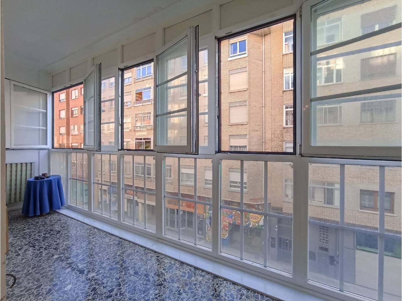 Vista exterior de Pis en venda en Burgos Capital amb Calefacció, Parquet i Terrassa