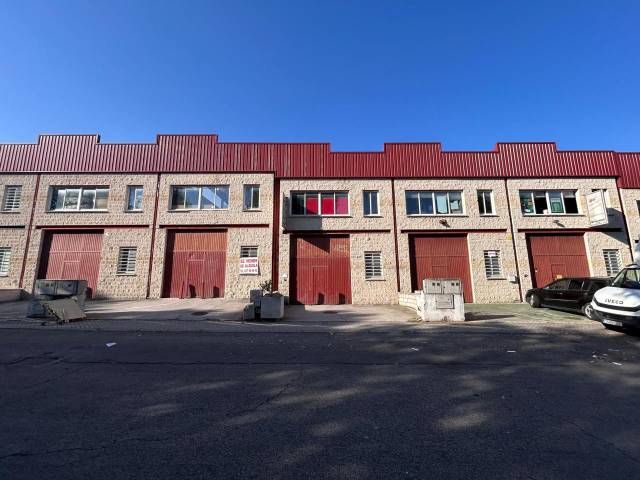 Nave industrial en Venta en Artesanos en Urbanización Este - Montepríncipe