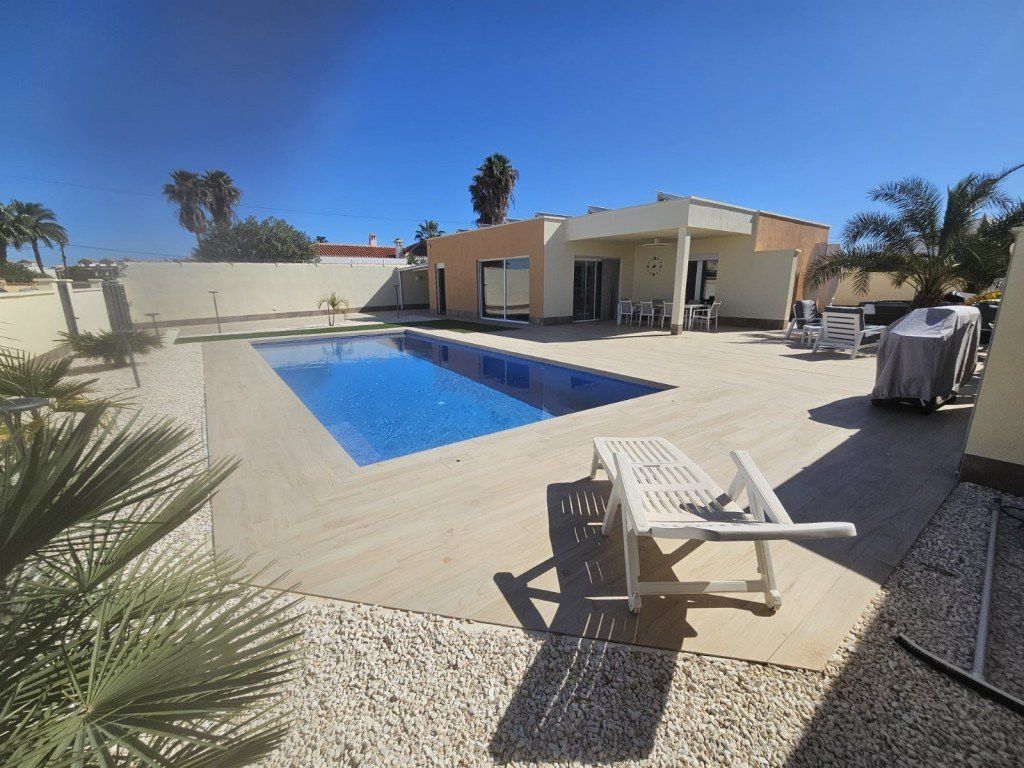 Piscina de Casa o chalet en venta en Torrevieja con Aire acondicionado, Terraza y Microondas