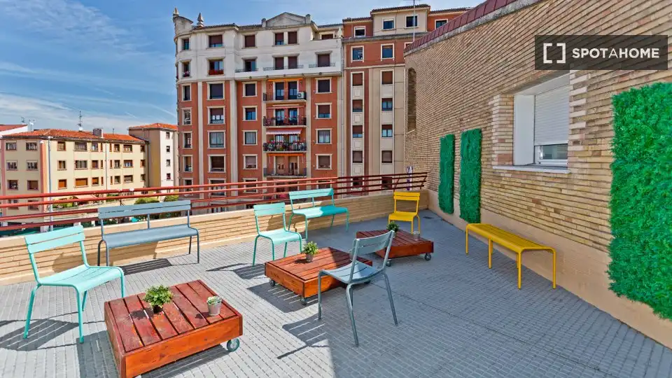 Terraza de Piso para compartir en  Pamplona / Iruña con Aire acondicionado, Calefacción y Amueblado