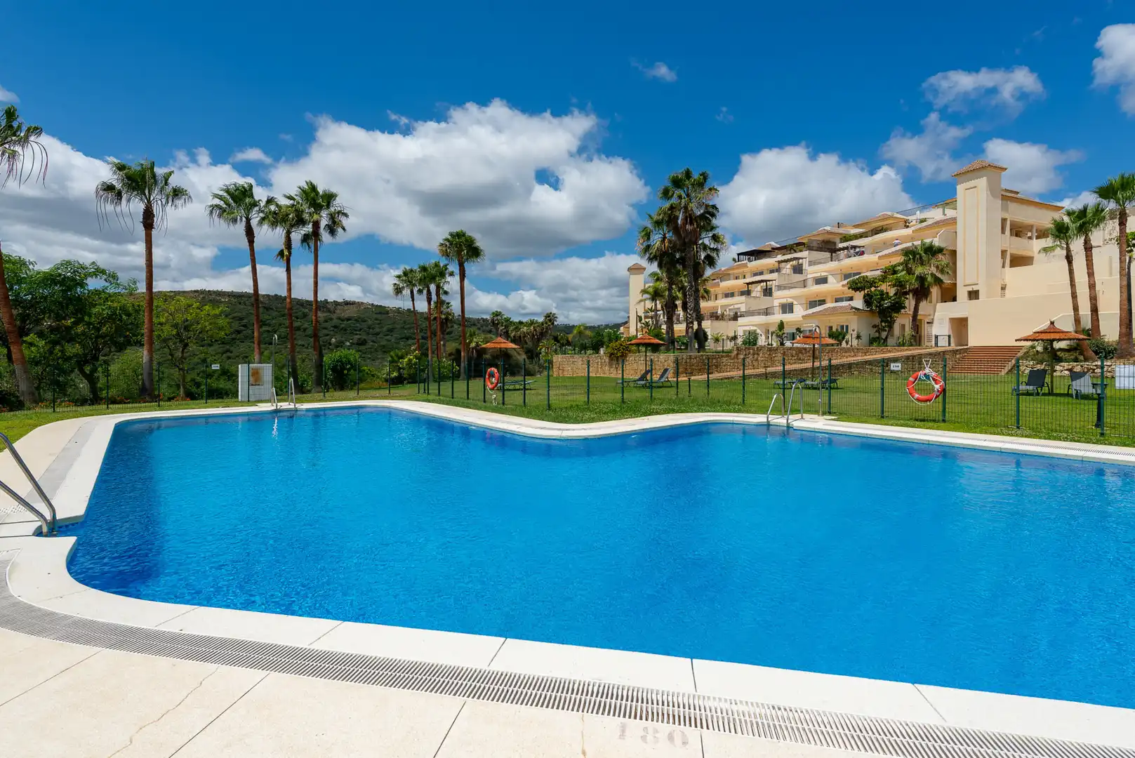 Schwimmbecken von Erdgeschoss zum Verkauf in Sotogrande mit Klimaanlage, Privatgarten und Terrasse