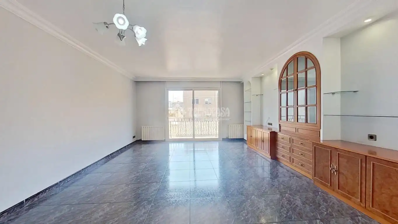 Sala d'estar de Casa adosada en venda en Cerdanyola del Vallès
