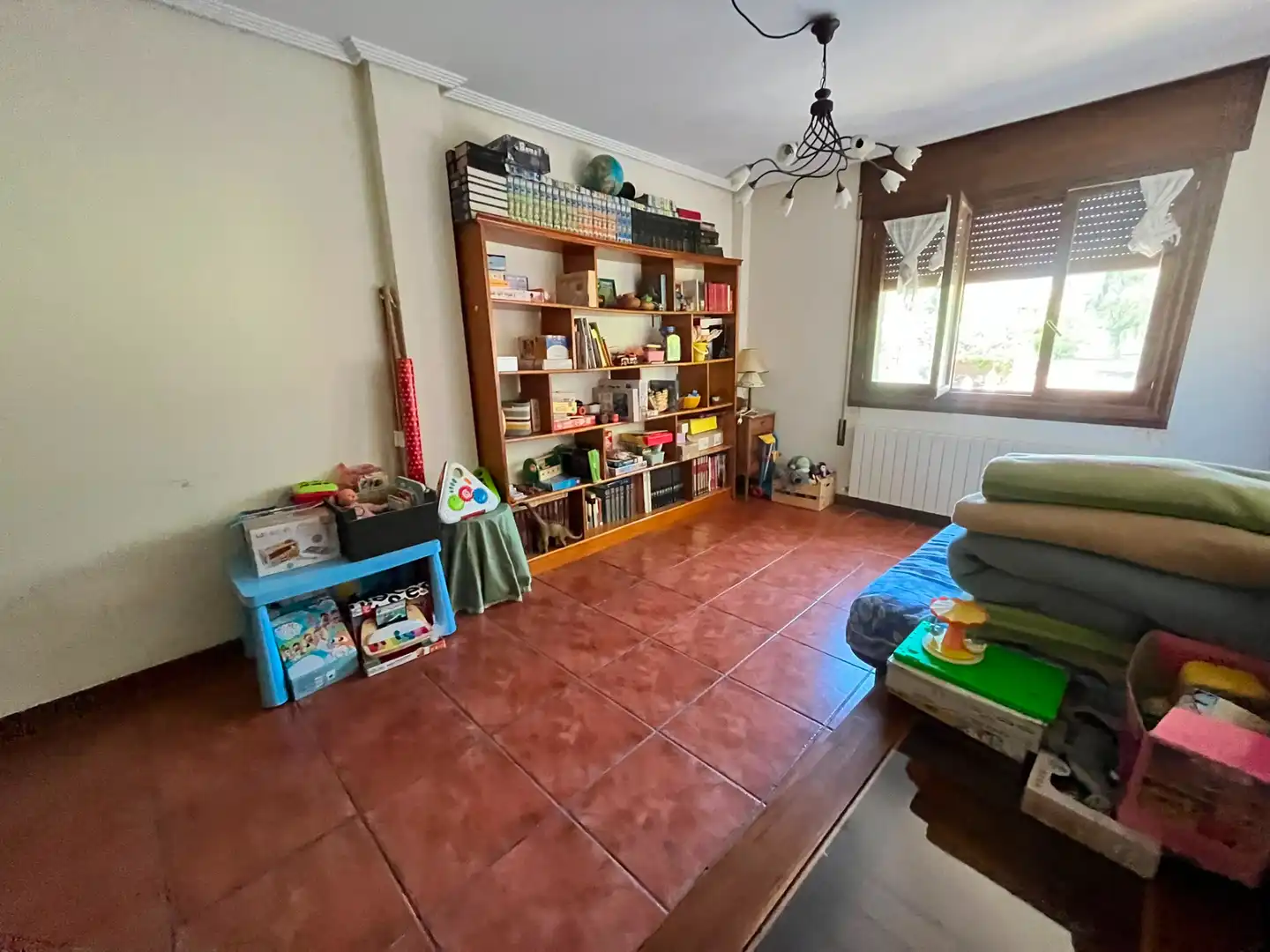 Sala d'estar de Casa adosada en venda en Samaniego amb Calefacció, Parquet i Terrassa