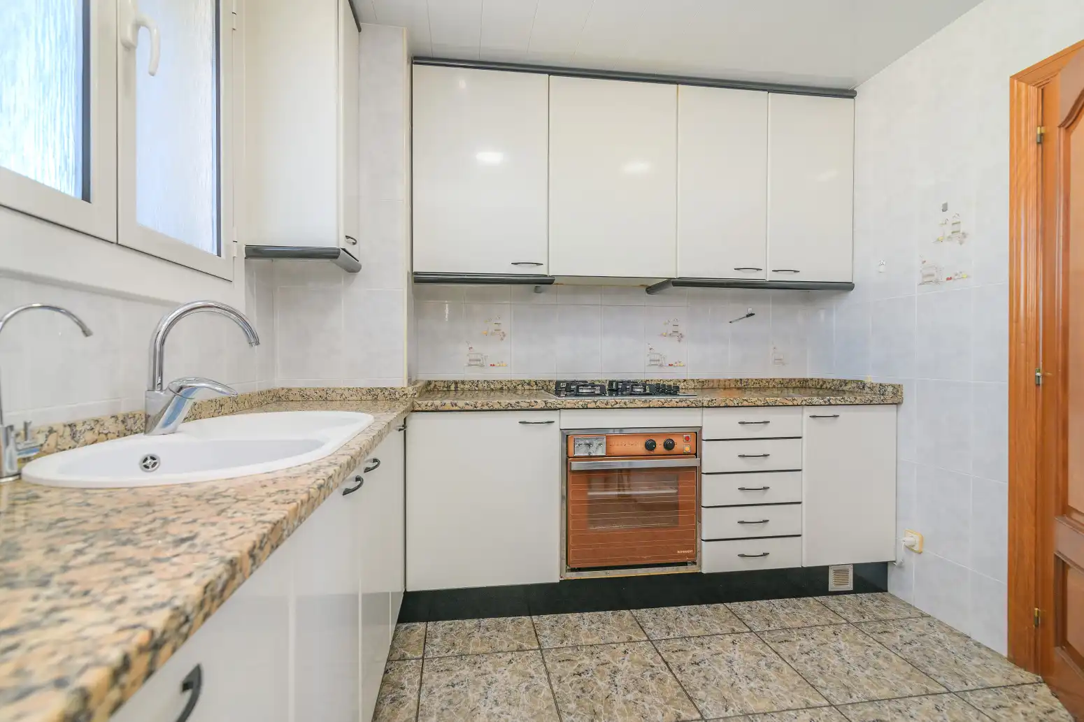 Kitchen of Flat for sale in Cornellà de Llobregat  with Air Conditioner, Heating and Storage room