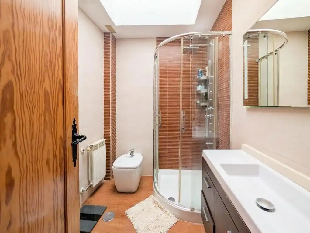 Bany de Casa o xalet en venda en Jun amb Calefacció i Terrassa