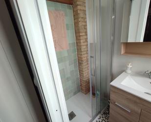 Bathroom of Study to rent in  Valencia Capital  with Air Conditioner and Furnished