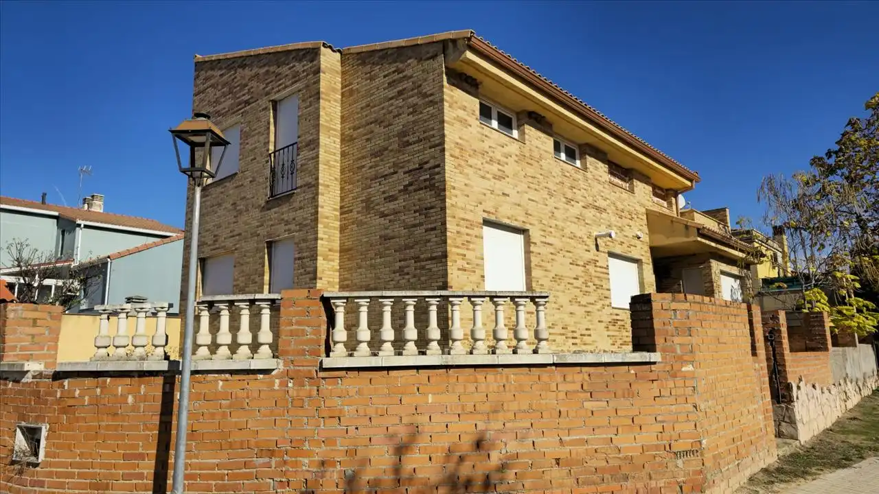 Vista exterior de Casa adosada en venda en Tórtola de Henares amb Jardí privat, Terrassa i Balcó
