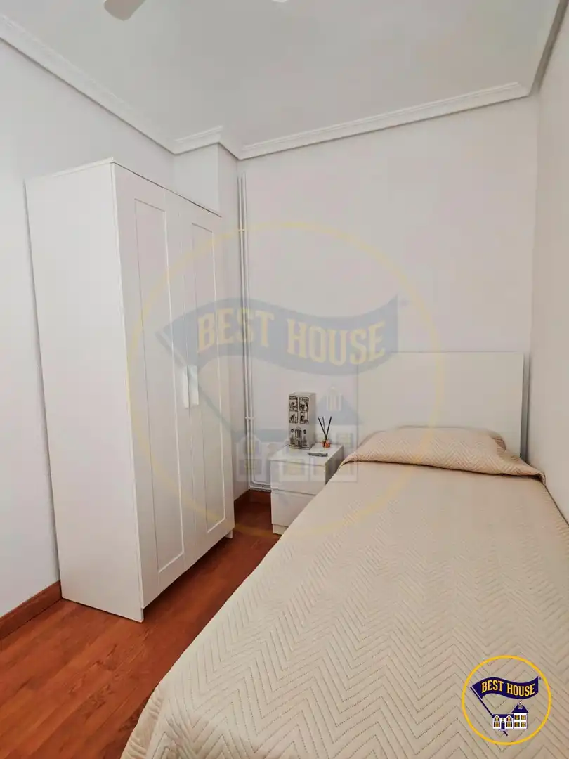 Habitación de Piso de alquiler en Cuenca con Calefacción, Parquet y Amueblado